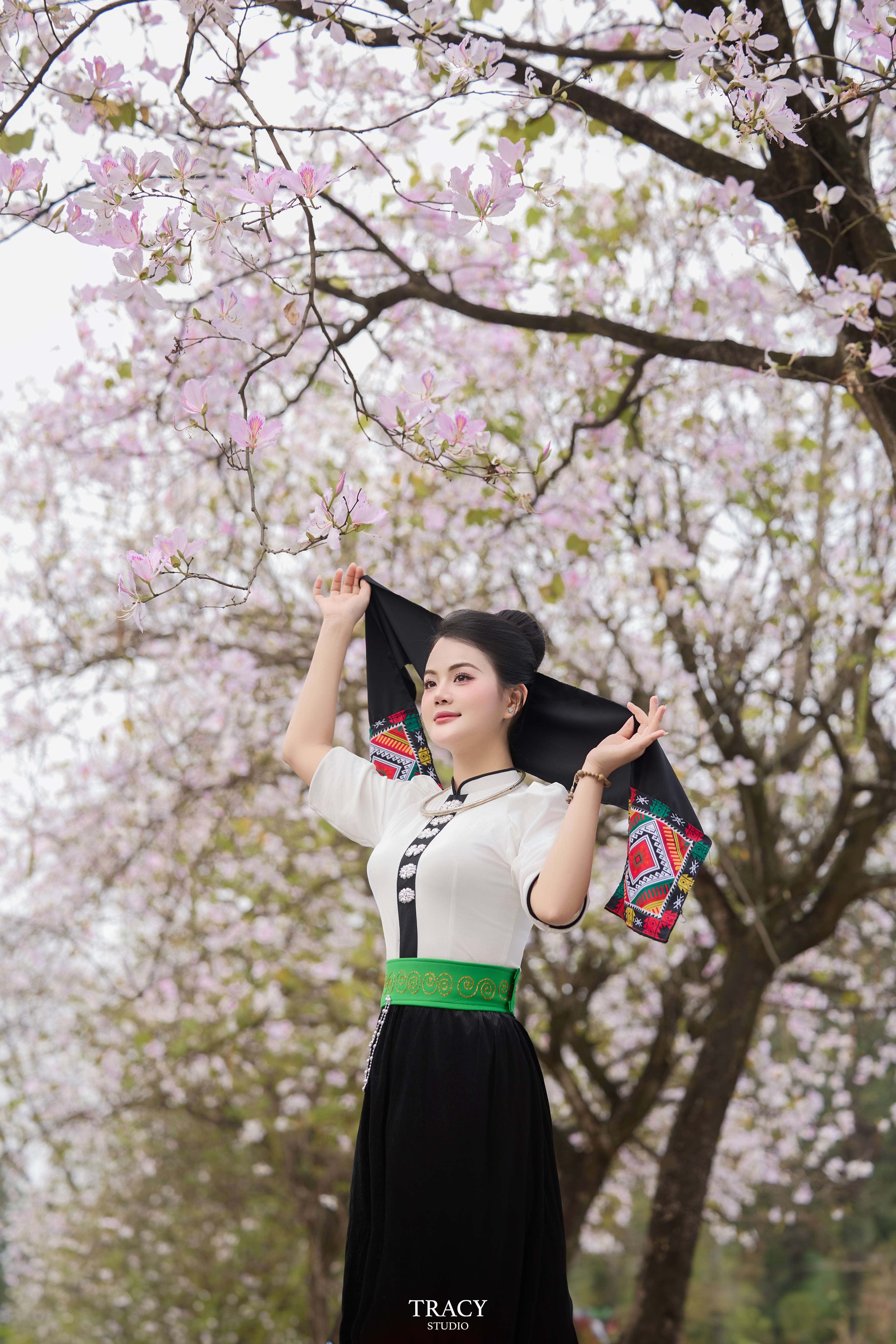 frontend/img/gallery/tinh-khoi-ao-dai-viet/tracy-studio-chup-concept-hoa-ban (1).jpg